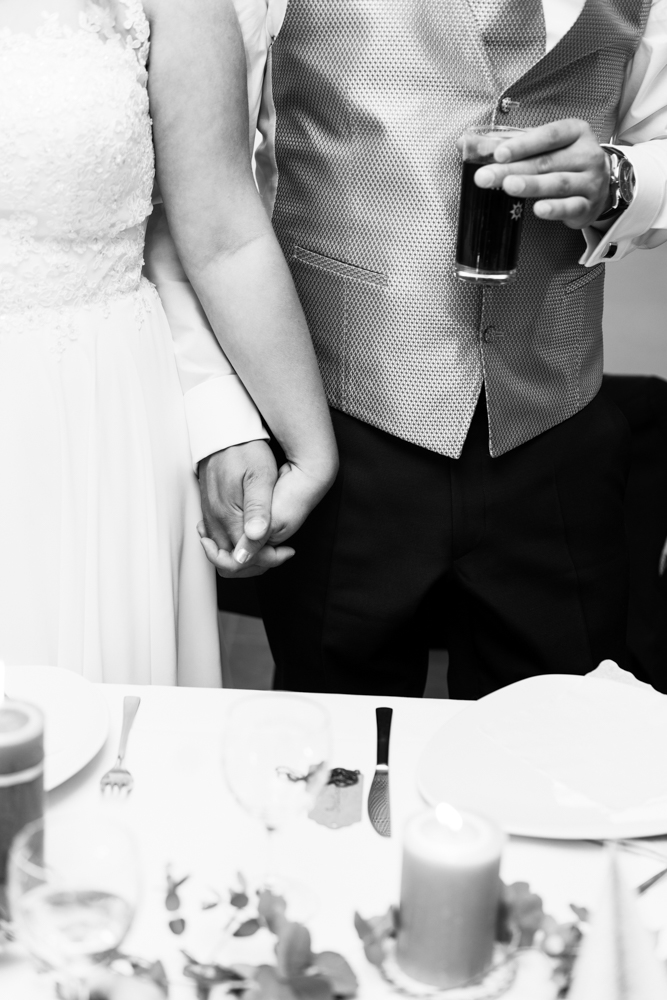 Brautpaar mit eng verschlungenen Händen bei der Hochzeitsreportage