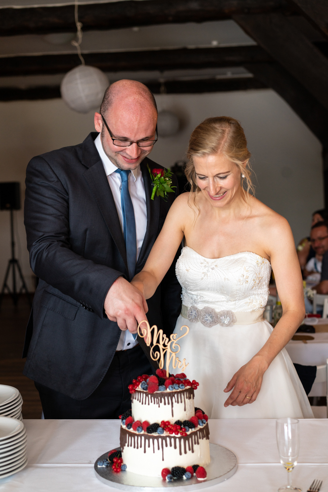 Hochzeitstorte anschneiden - Hochzeitsfotografie freie Trauung