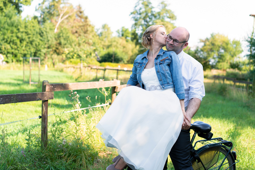 Hochzeitsfotos mit Fahrrad - Themenhochzeit Reiselust I Hochzeitsfotograf Bremen