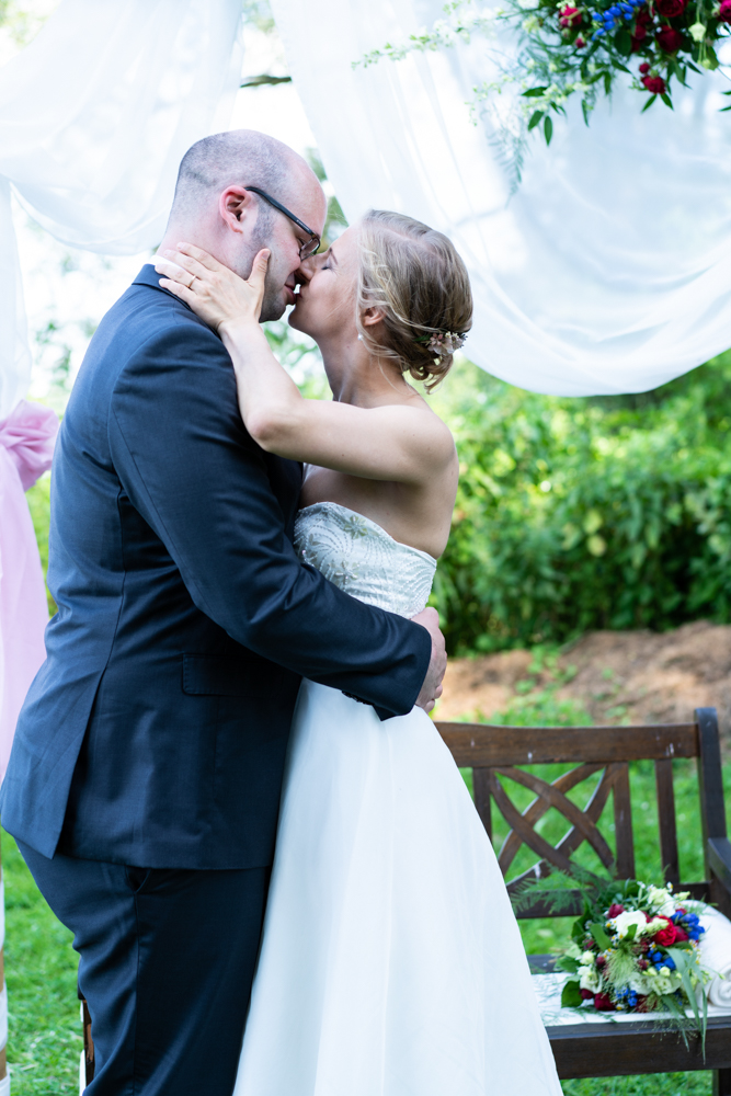 Der Kuss bei der freien Trauung Eheversprechen