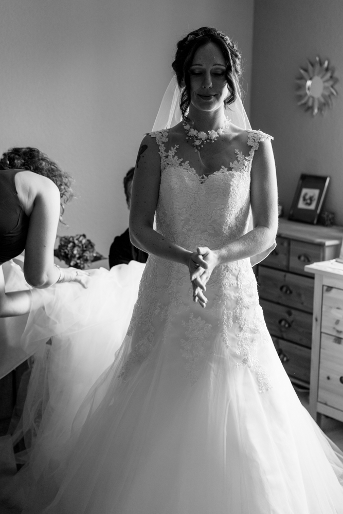 Die Vorbereitung der Braut vom Hochzeitsfotograf festgehalten