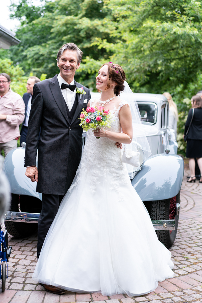 Das Brautpaar kommt mit dem Oldtimer an - Trauung am Lür-Kropp-Hof Bremen