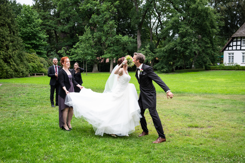 Die kleinen witzigen Momente einer Reportage - authentische Hochzeitsfotografie
