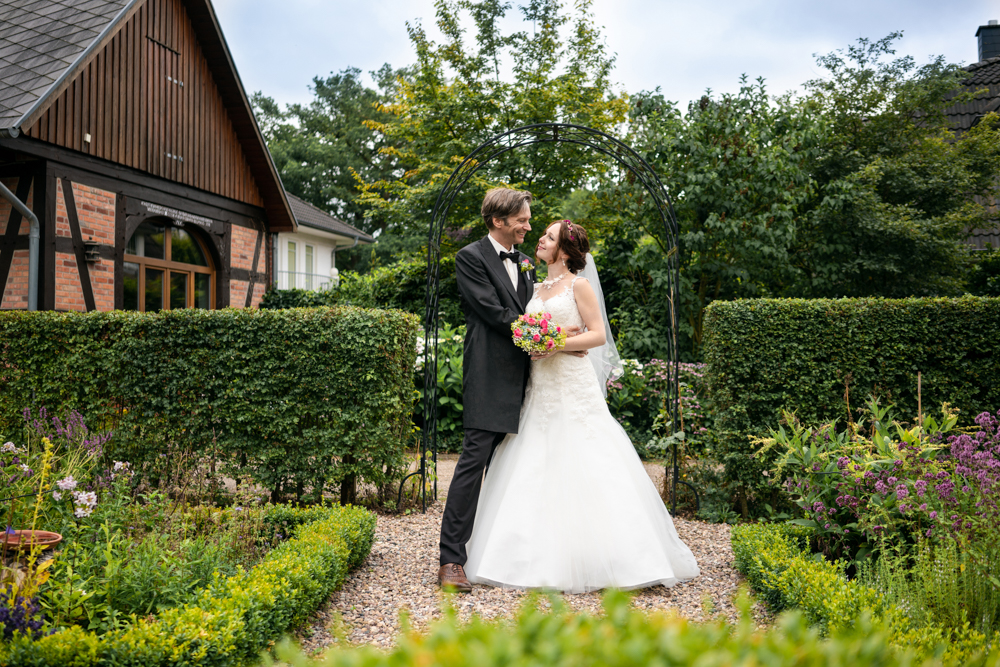 Lür-Kropp-Hof Fototshooting nach der Hochzeit im Garten