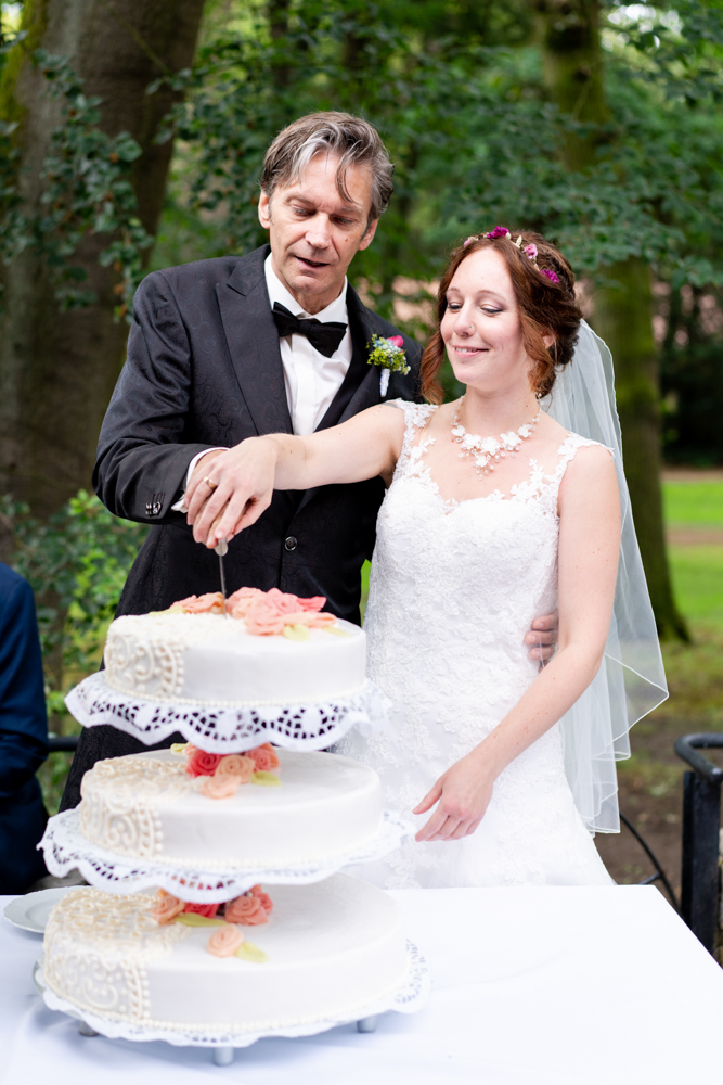 Torte anschneiden I Authentische Hochzeitsfotos in Bremen