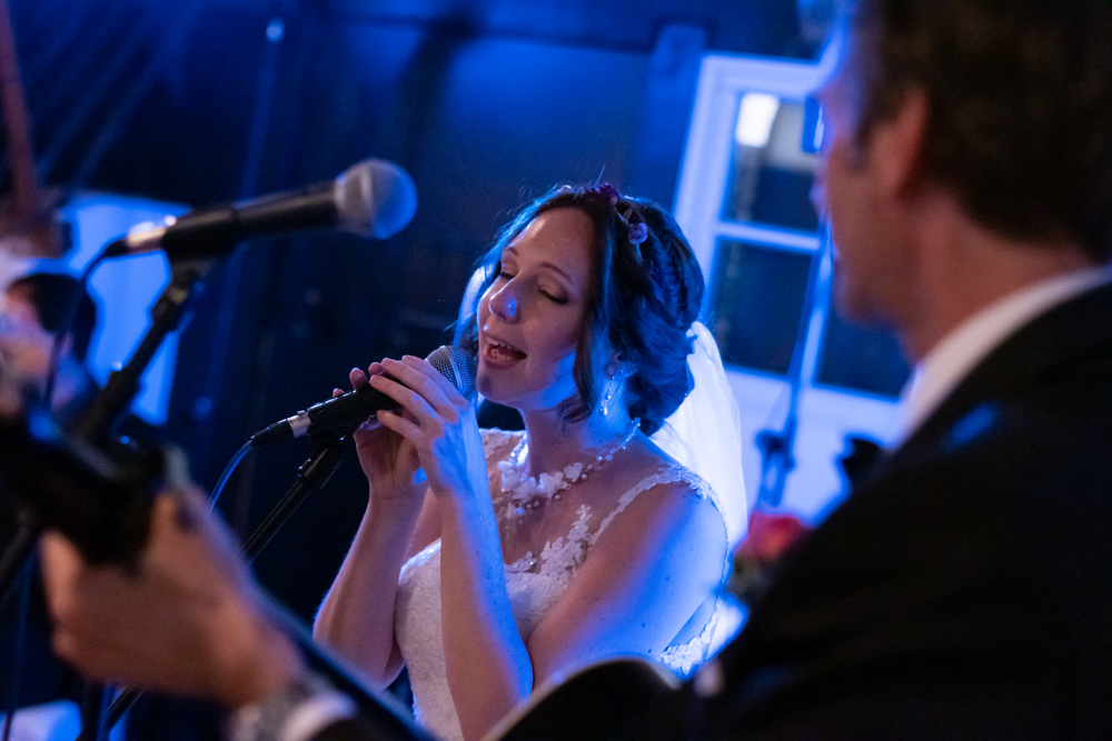 Die Braut sing live für ihre Gäste - exklusive Hochzeitsreportagen