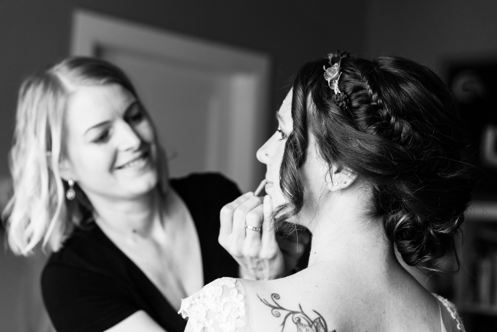 Letzter Feinschliff des Make ups der Braut begleitet vom Hochzeitsfotograf