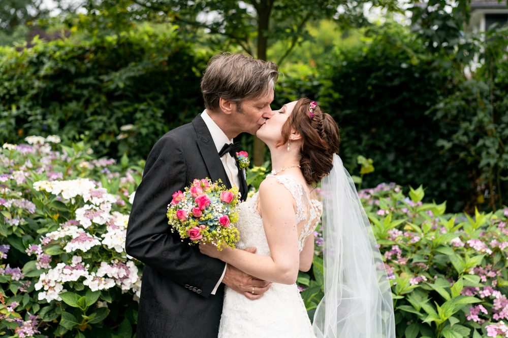 Paarbilder Hochzeitsfotos mit Kuss am Lür Kropp Hof Bremen