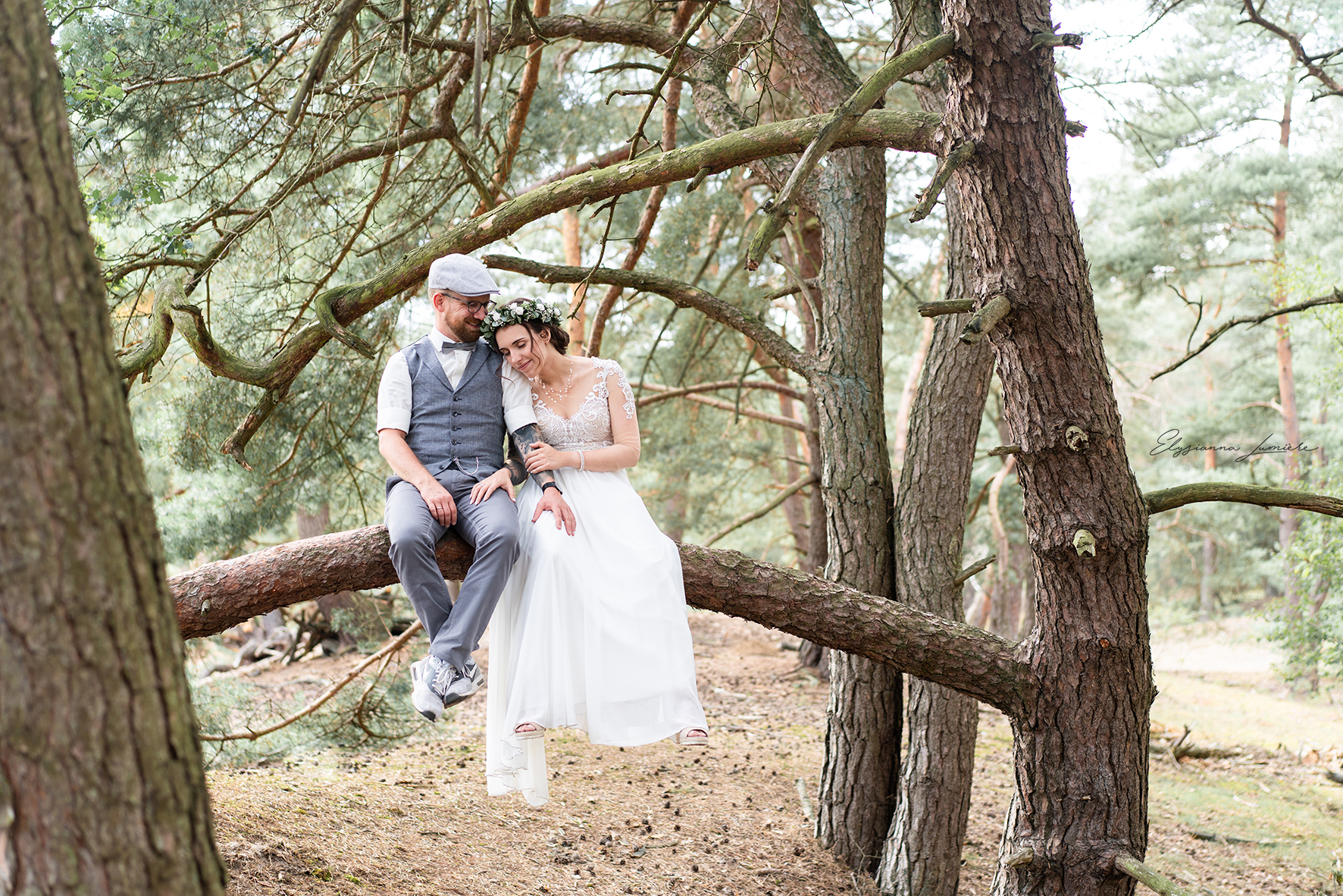 Braut kuschelt sich an den Bräutigam Bohohochzeit auf einem Baum