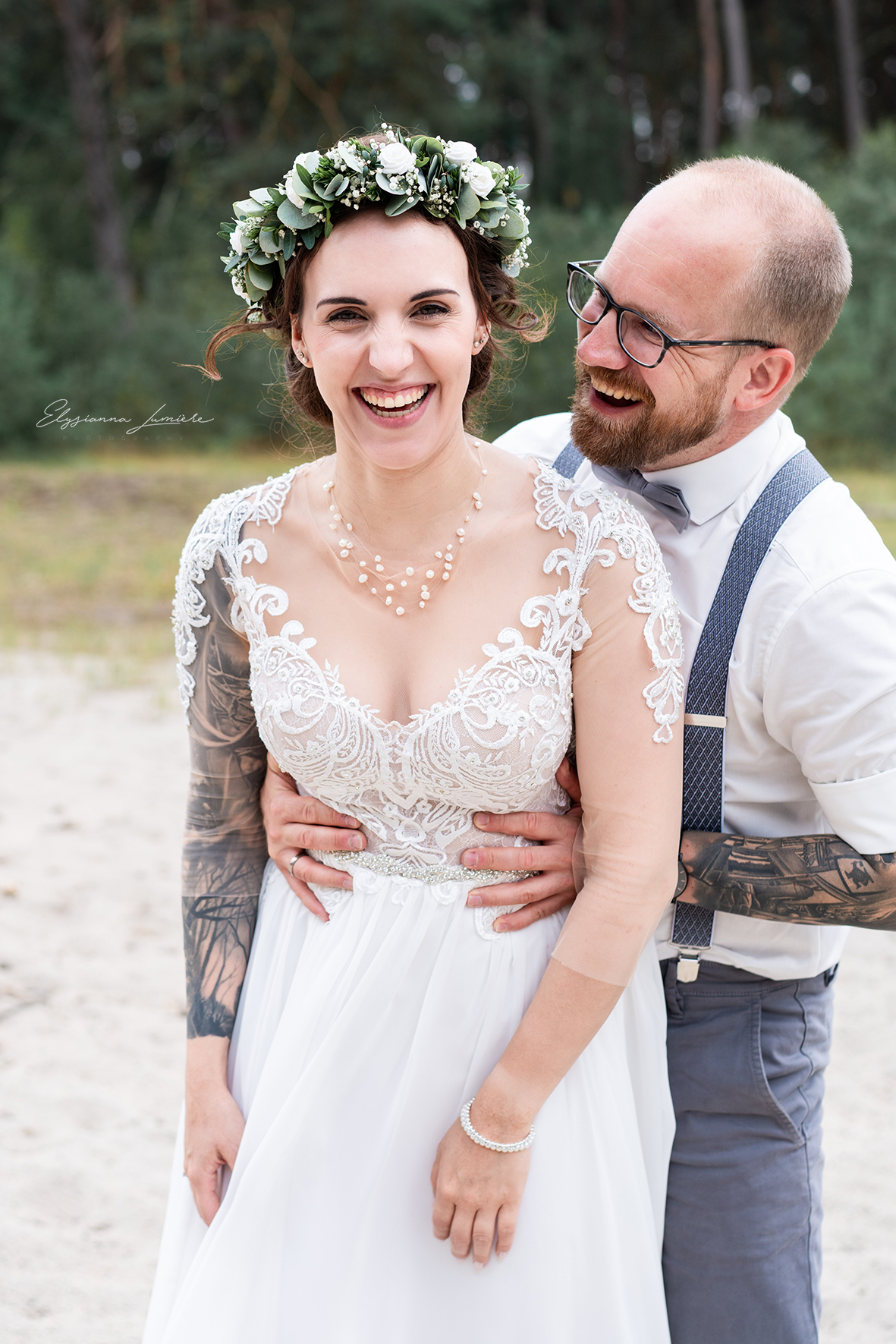 Der Bräutigam erschreckt die lachende Braut