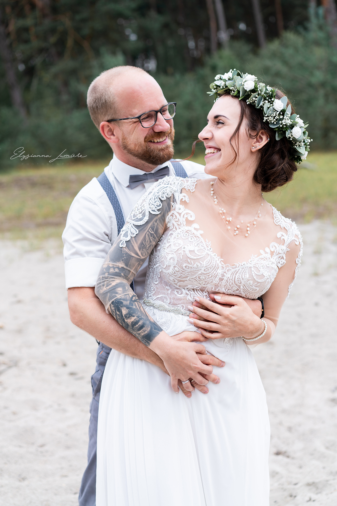 Lachendes Brautpaar bei den Hochzeitsfotos Weddingshooting in den Dünen