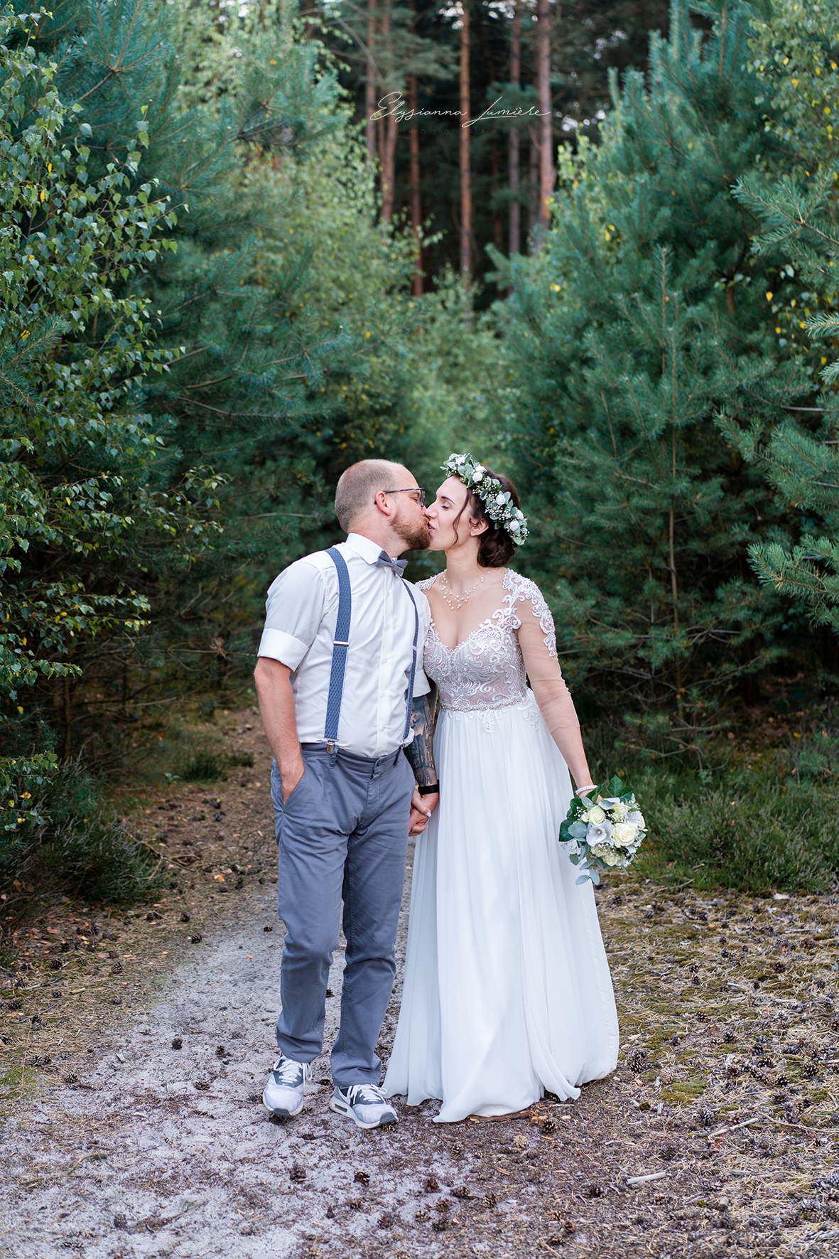 Ein Kuss beim Spaziergang Hochzeitsfotografie Bremen I Elysianna Lumière Photography