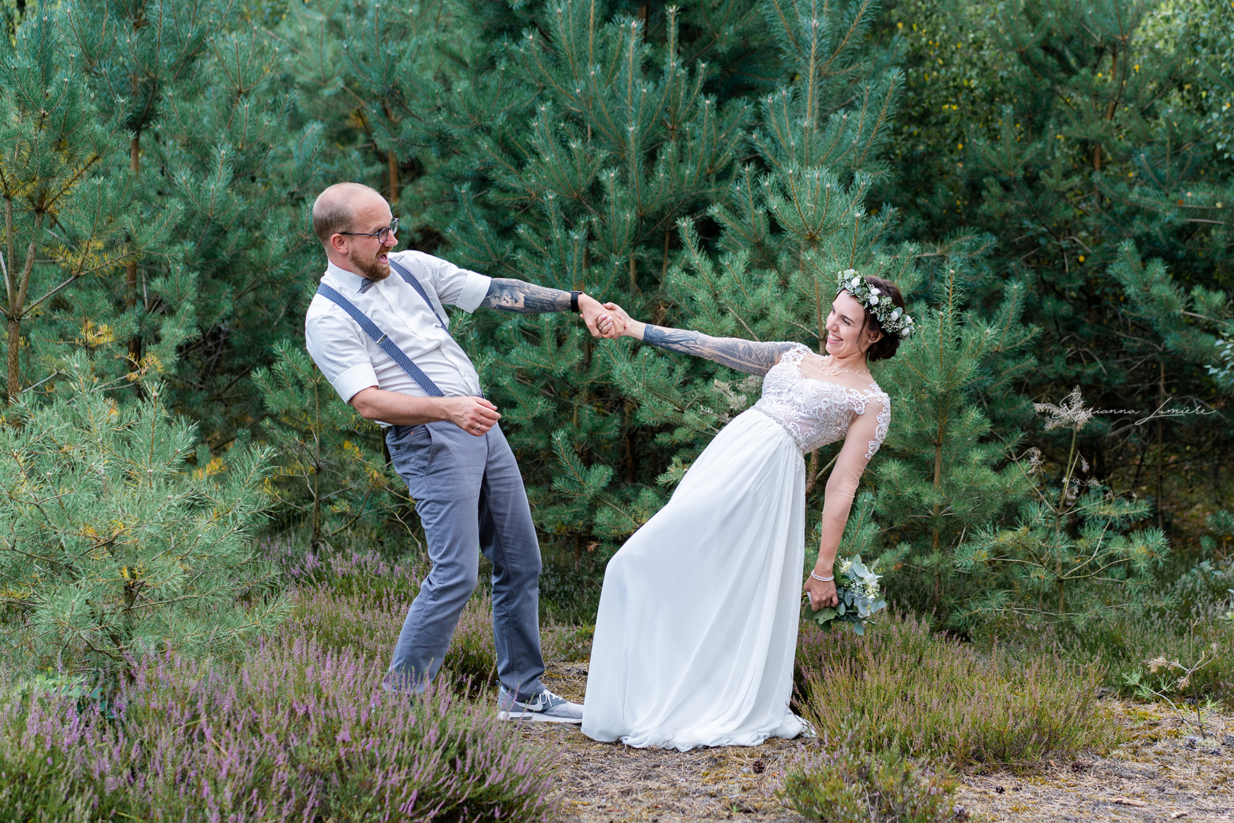 Brautpaar tanzt und lacht gemeinsam After Wedding Shooting Bremen