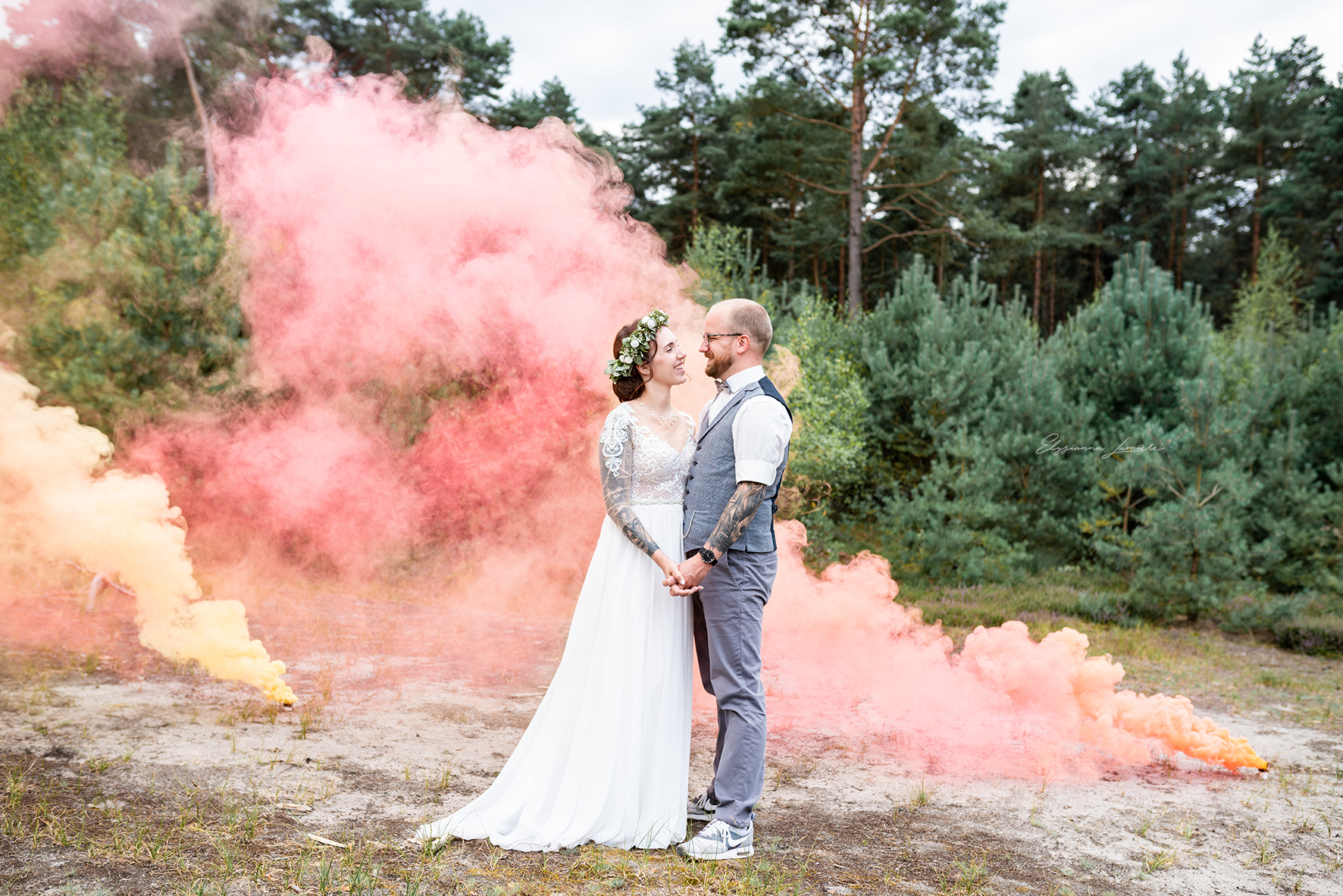 Hochzeitsfotos mit Rauchfackeln in den Dünen I Elysianna Lumiere Photography