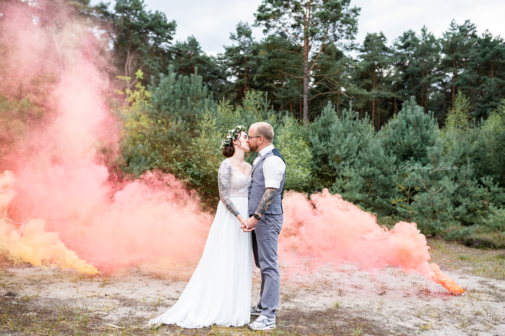 Kussbild in den Dünen mit RauchfackelnI Elysianna Lumiere Photography