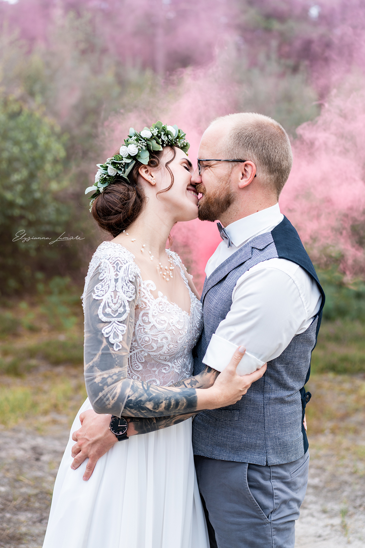 Hochzeitsfoto Kussbild mit Rauchfackel