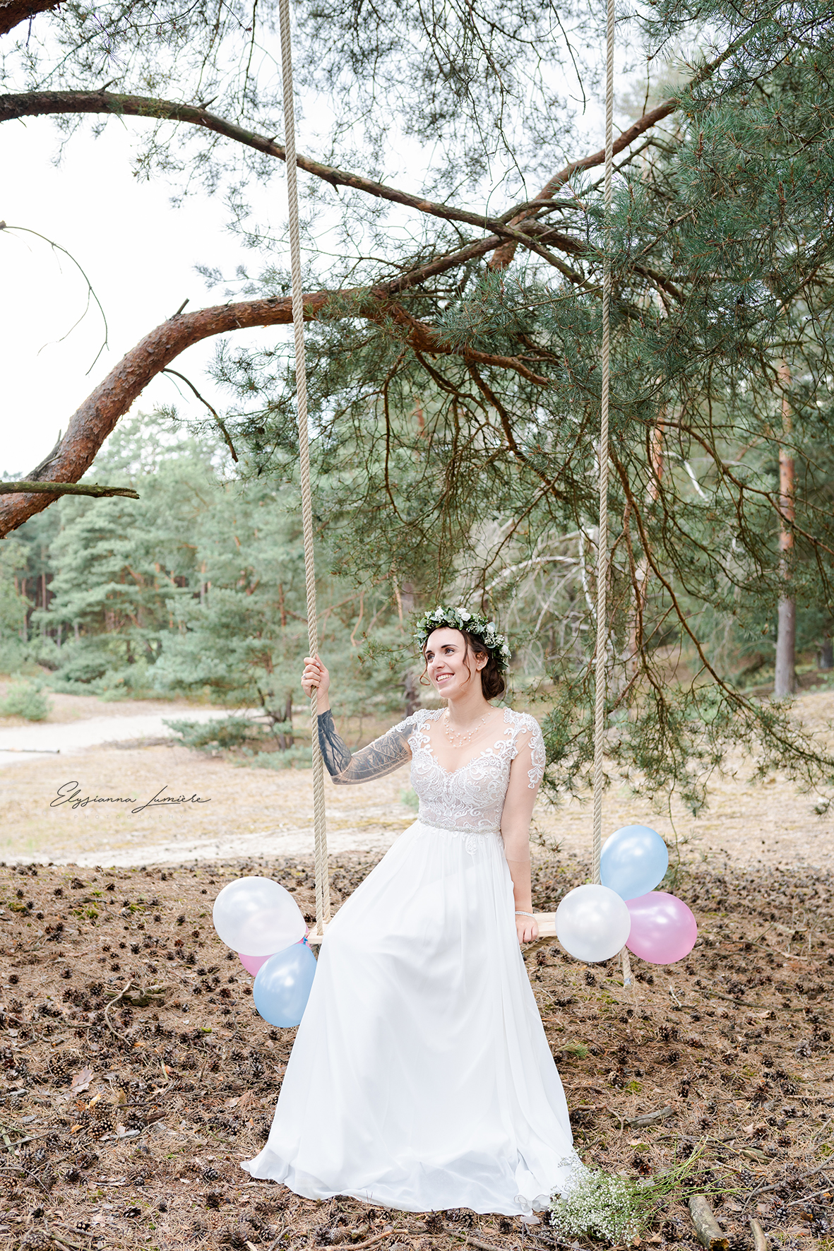 Braut mit Luftballons auf einer Schaukel im Wald Hochzeitsfotos