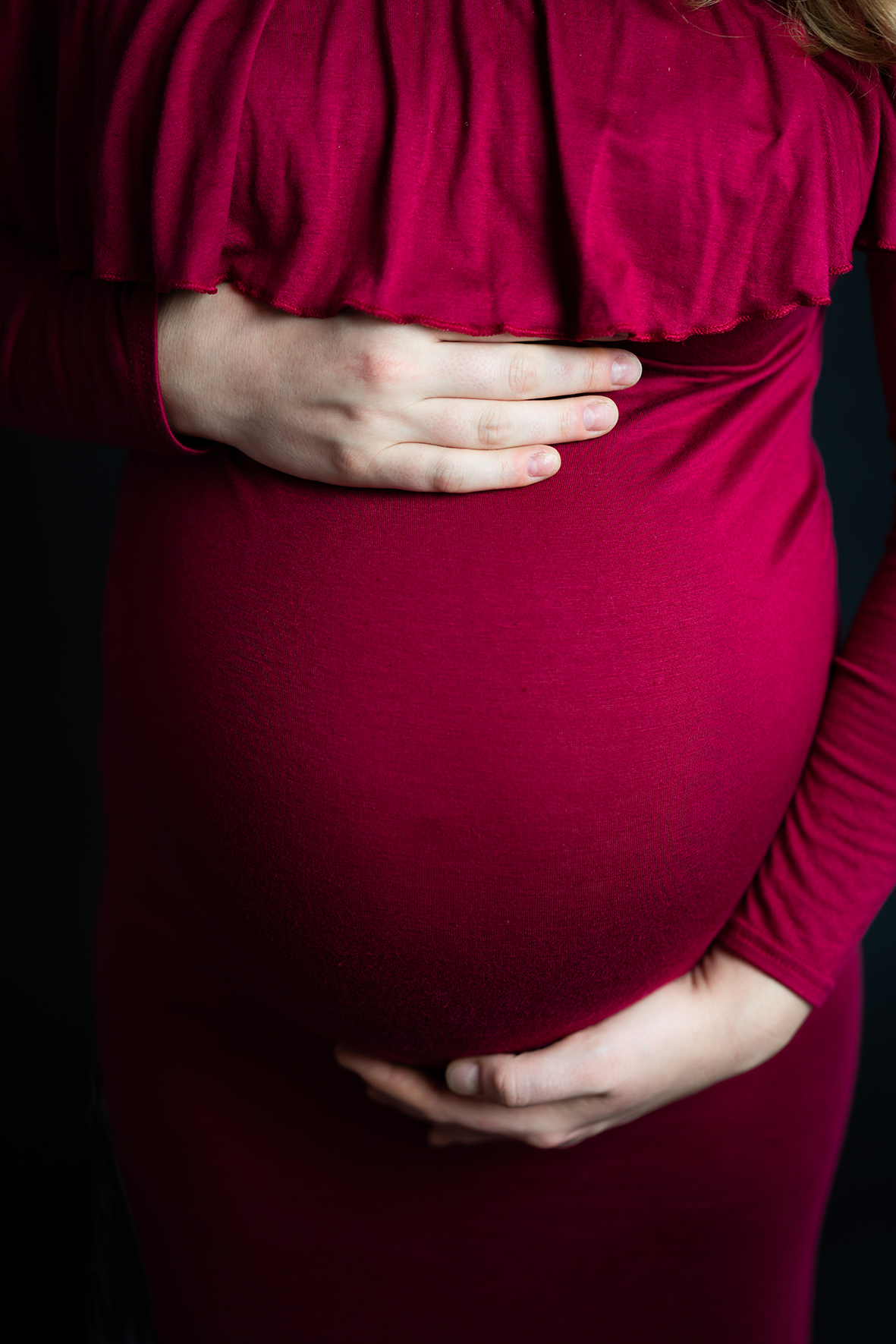 Detailfoto Babybauch beim Schwangerschaftsshooting in Bremen