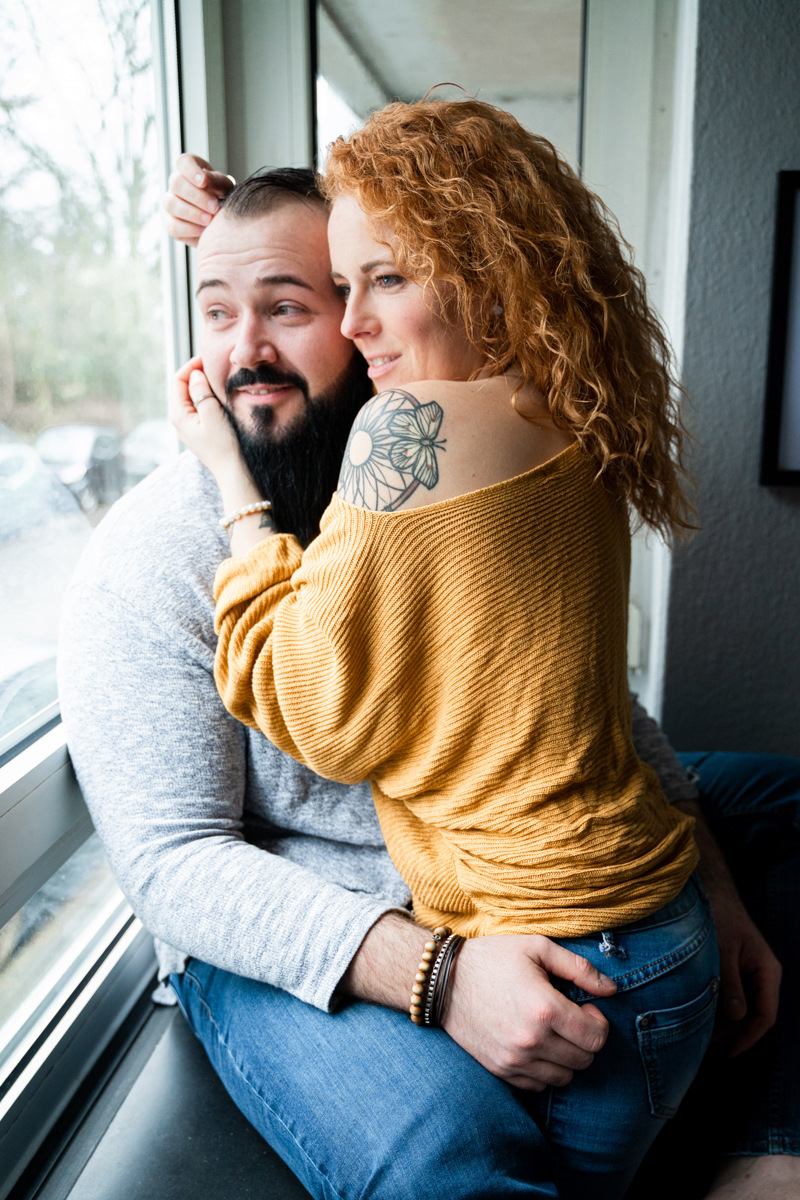 Paarshooting am Fenster Tageslichtshooting - Coupleshooting in Bremen