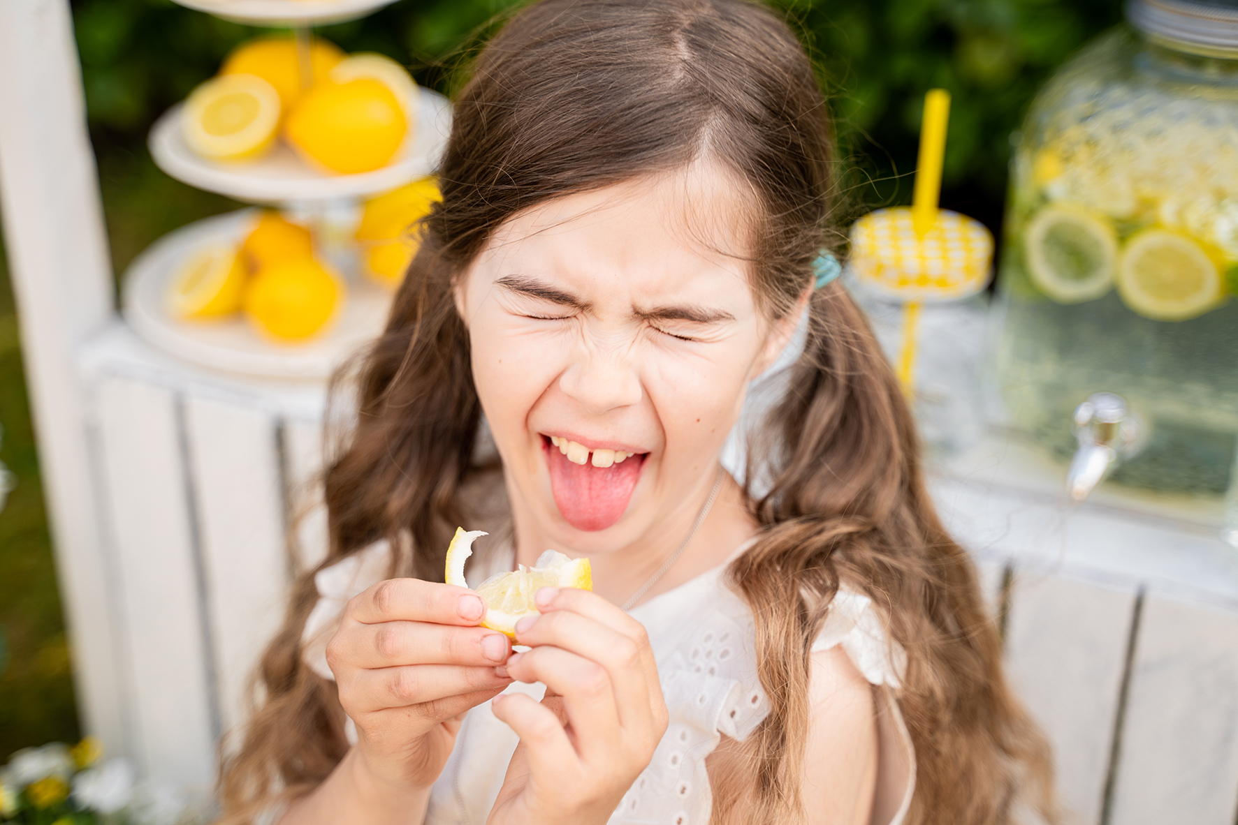Kinder essen Zitronen Fotoshooting mit Limonadenstand in Bremen
