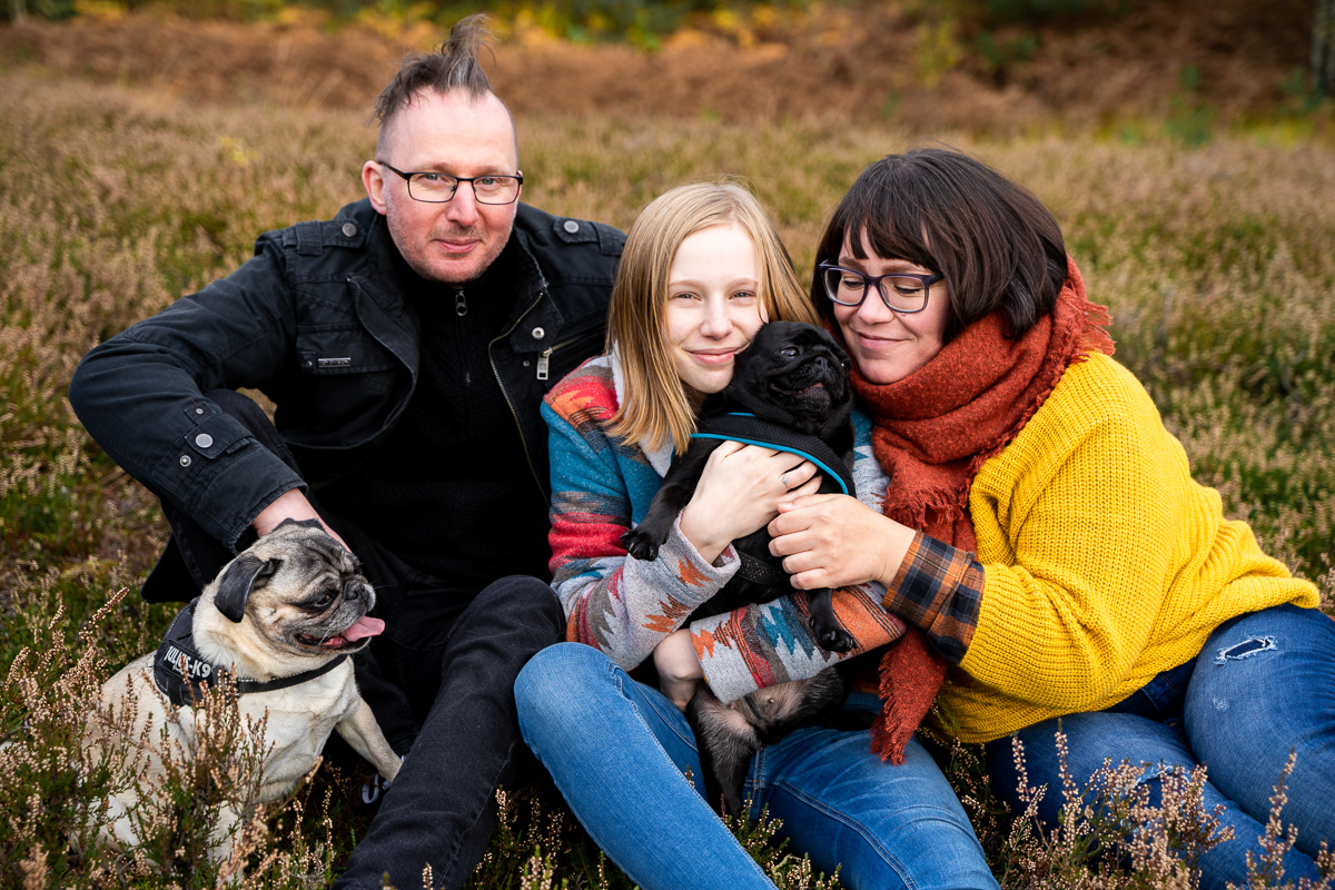 Familienfotos in Bremen Gemeinsame Bilder in der Natur mit Hunden in der Heide