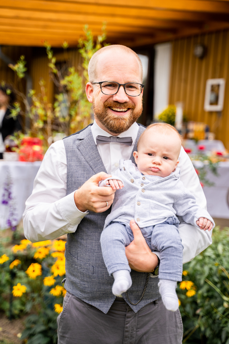 Gast mit Baby Hochzeitsfotograf Bremen Gartenhochzeit Corona