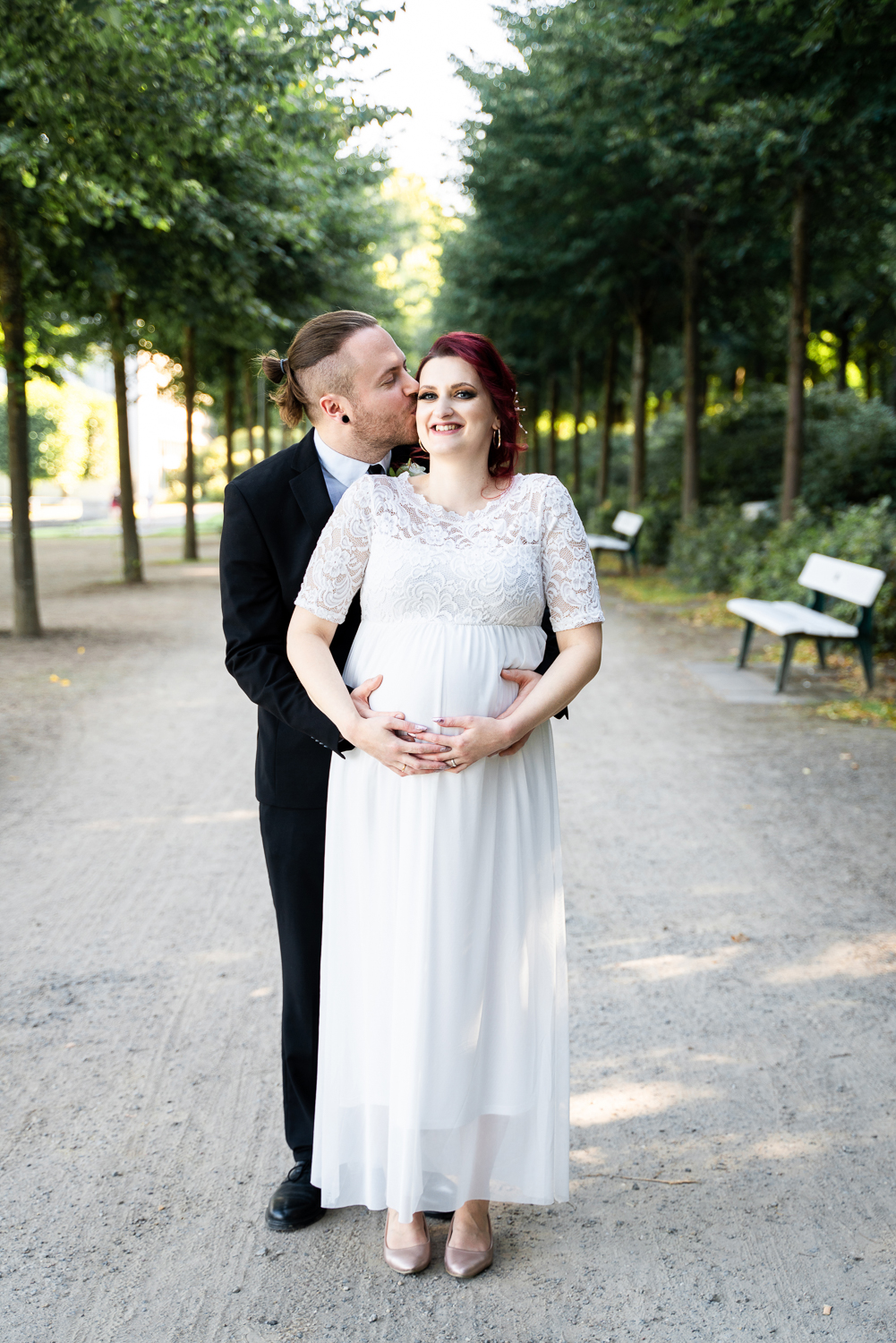 Mann küsst braut auf die Schläfe Hochzeitsfotografin bremen
