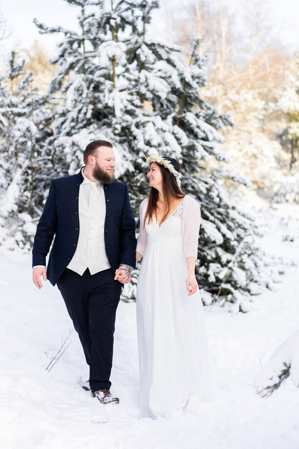 Brautpaar läuft durch den Schnee After Wedding Shooting Bremen Hochzeitsfotografin Oldenburg