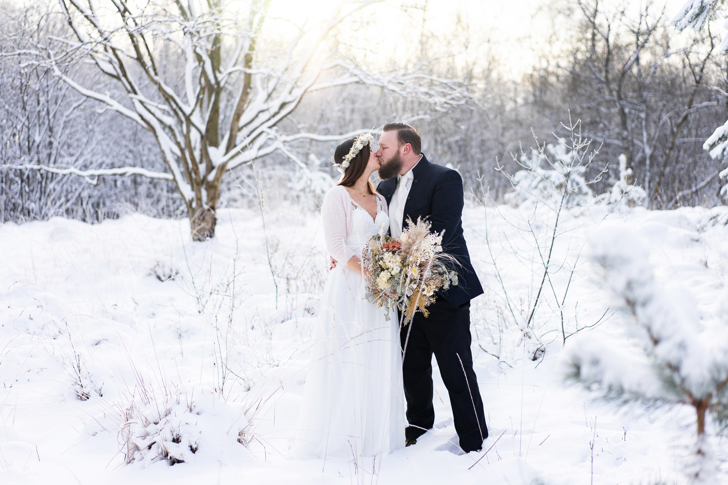 Heiraten im Schnee After Wedding Shooting im Winter mit Trockenblumenstrauß