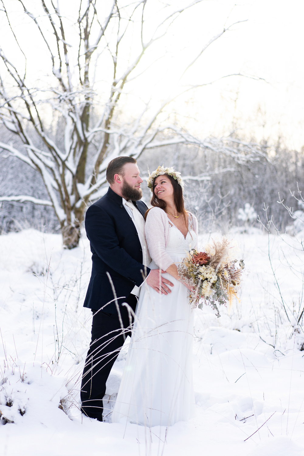 Brautpaar im Schnee After Wedding Shooting Schneehochzeit Hochzeitsfotografin bremen