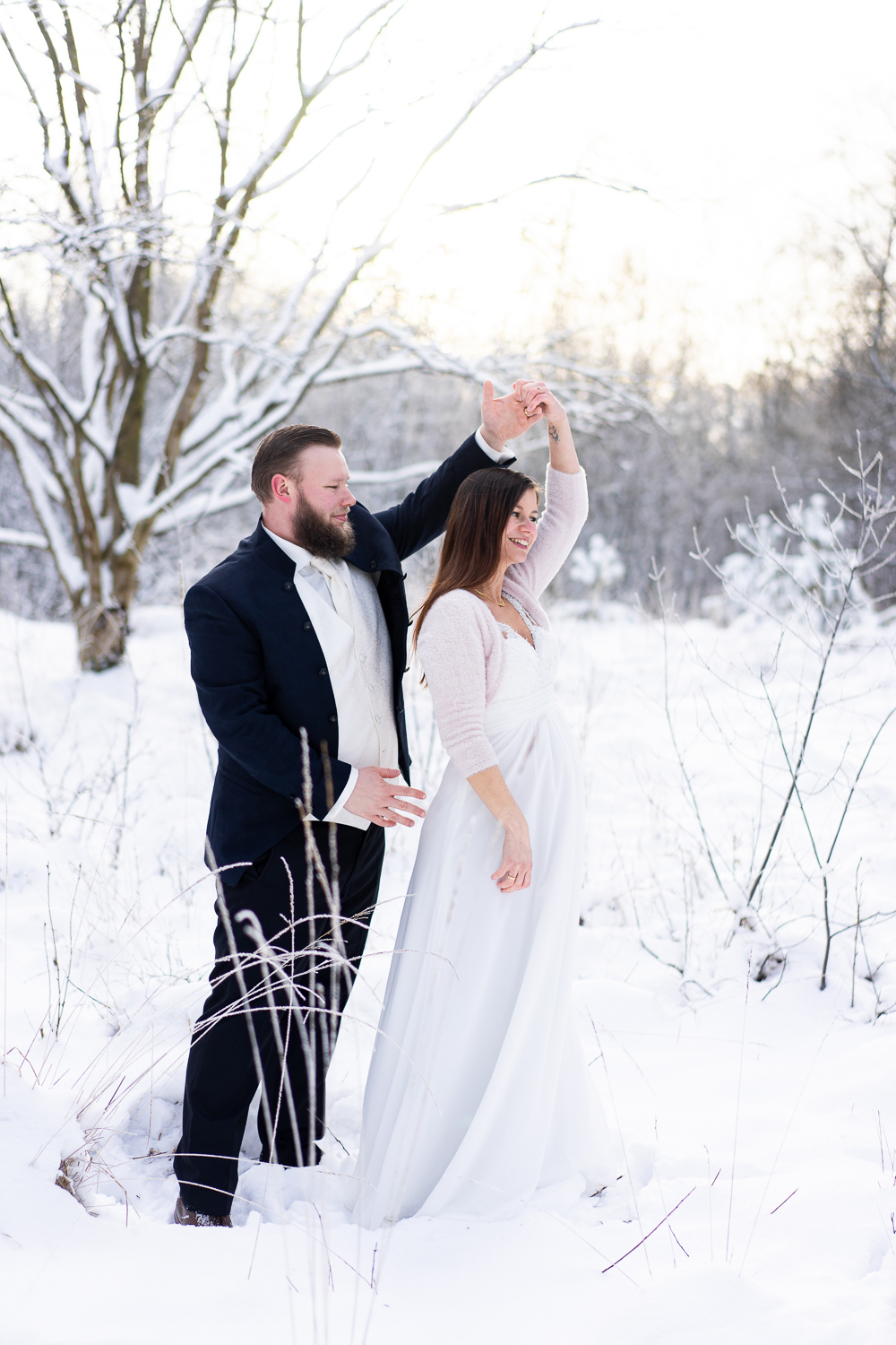Brautpaar tanzt im Schnee Hochzeitsfotografin Bremen Winterhochzeit