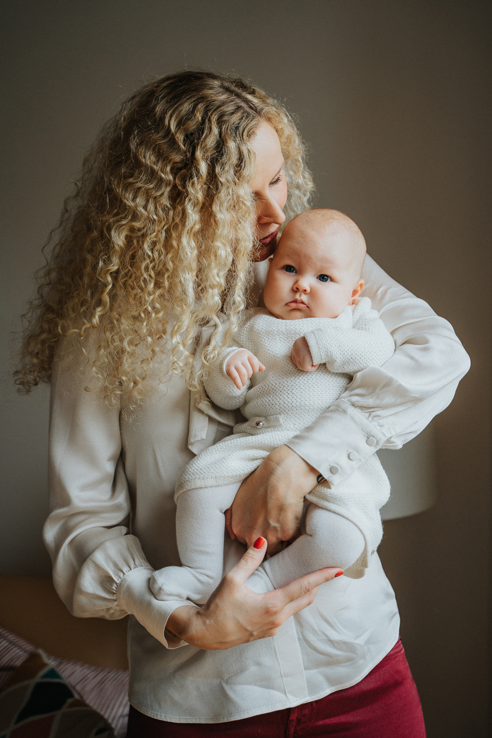 Mama küsst Baby auf den Kopf Homestory Familienshooting Bremen Familienfotos Zuhause
