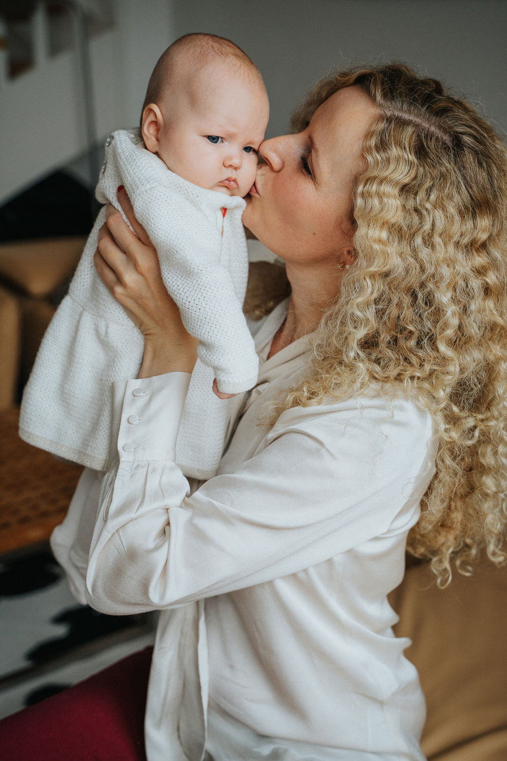 Baby wird von Mama geküsst Fotografin Fotoshooting Bremen