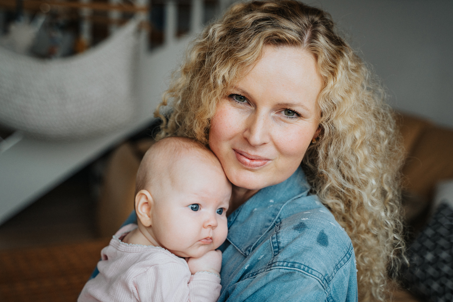 Portrait von Mama und Baby Homestory Familienshooting Bremen Fotograf für Neugeborene