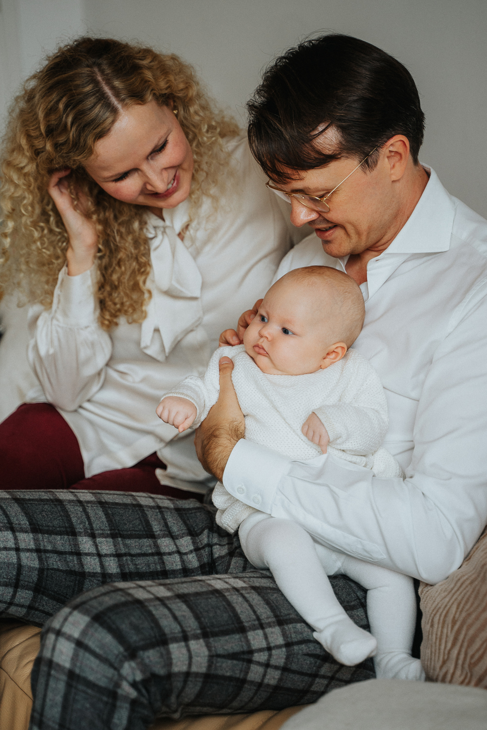 Eltern mit Baby auf dem Sofa Homestory Familienshooting Bremen